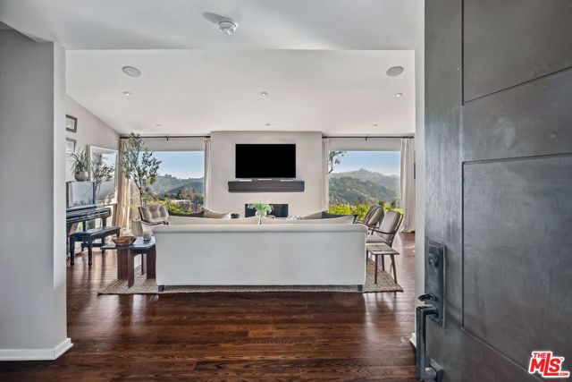 7840 Torreyson Drive, Los Angeles CA: https://media.crmls.org/mediaz/d1a4d908-3ed5-4f76-afad-7c4a0db5cbb0.jpg