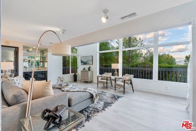 4854 Brewster Drive, Tarzana CA: https://media.crmls.org/mediaz/d1a55e57-a67f-4c42-b005-384242d2a275.jpg