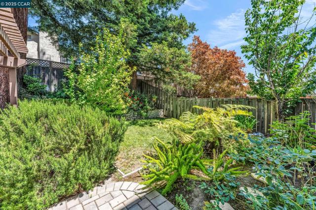 102 Monasterio Ct, San Ramon CA: https://media.crmls.org/mediaz/d1a65b1c-4de7-455c-9d11-606e7f94cdc1.jpg