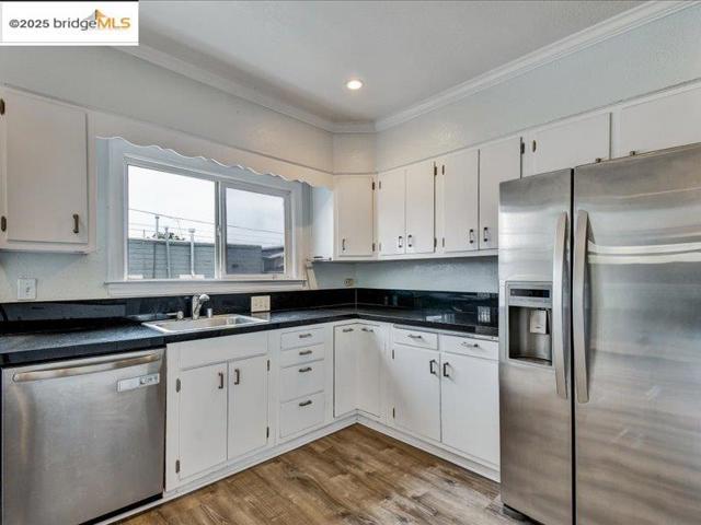 4211 Market St, Oakland CA: https://media.crmls.org/mediaz/d1a6931d-819b-401a-8aac-6162a8b02341.jpg