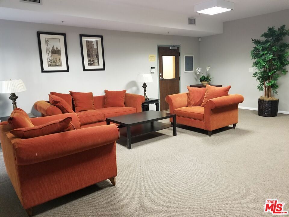 https://media.crmls.org/mediaz/d1a8316f-fe27-440e-ab7a-b047e9509f25.jpg?preset=X-Large