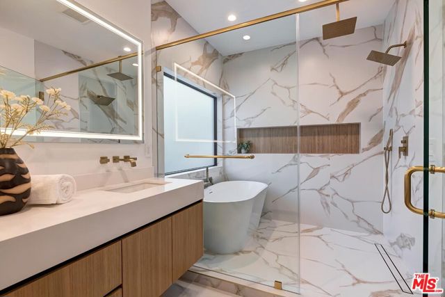 5437 Noble Avenue, Sherman Oaks CA: https://media.crmls.org/mediaz/d1a89ca4-75e2-4d52-baa8-47ffa2746d05.jpg
