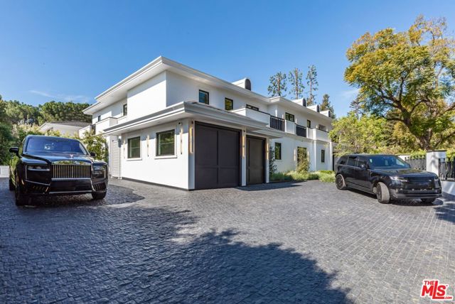 927 N Whittier Drive, Beverly Hills CA: https://media.crmls.org/mediaz/d1a8bcc7-f4f9-4841-aa9f-d9dc055fd330.jpg