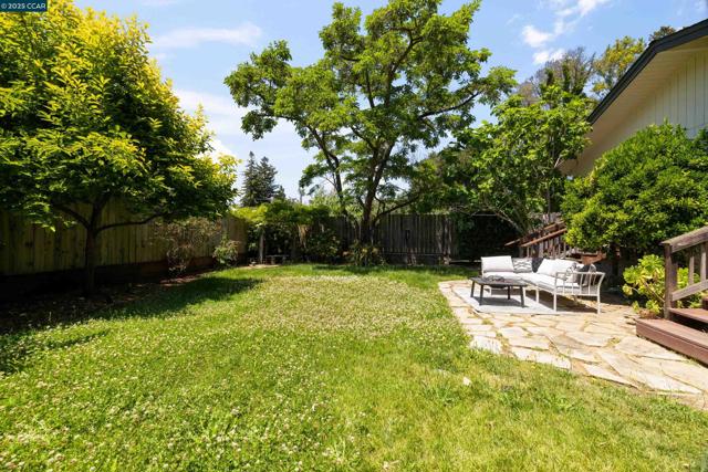 6417 Sunnymere Ave, Oakland CA: https://media.crmls.org/mediaz/d1aa37ad-159c-4869-b1ba-3b6a3574e27b.jpg