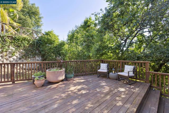 40 Las Palomas, Orinda CA: https://media.crmls.org/mediaz/d1aac703-d8a5-4785-a11b-062accf3b9d8.jpg