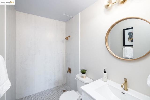 555 Jean St, Oakland CA: https://media.crmls.org/mediaz/d1ac1494-592c-4442-b236-d202eddf3df6.jpg