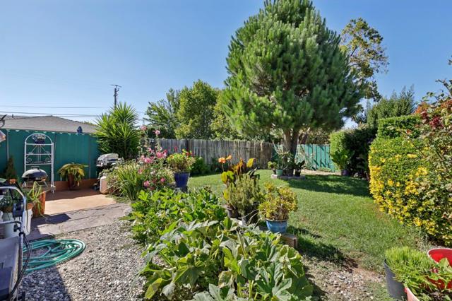 880 Apricot Lane, Hollister CA: https://media.crmls.org/mediaz/d1ac3044-5bf6-4658-937c-24194a44d25c.jpg