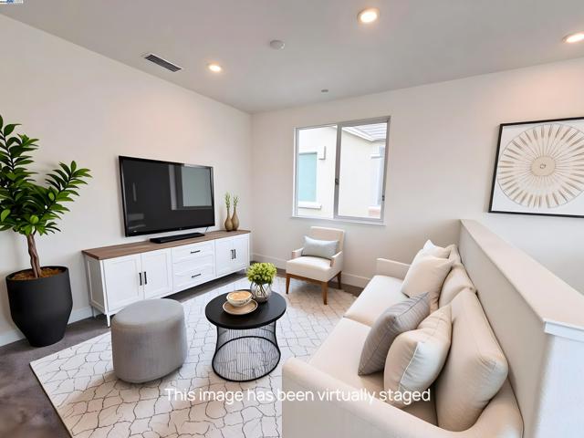 10349 Baldy Dr, Stockton CA: https://media.crmls.org/mediaz/d1ad02cb-5612-4331-b1d5-b328bd27185f.jpg