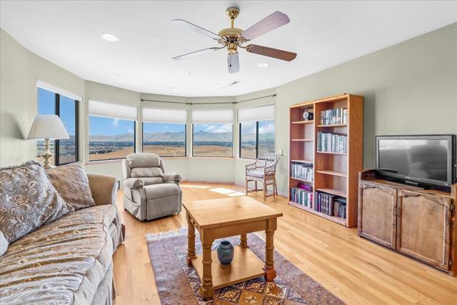 275 Nicholson Drive, Hollister CA: https://media.crmls.org/mediaz/d1ae085a-49a0-40bc-bd8e-5aa4a2e3a193.jpg