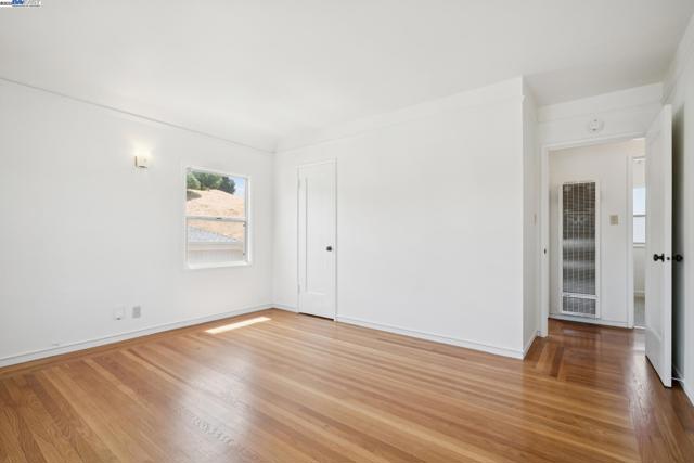 2200 Peach St, Pinole CA: https://media.crmls.org/mediaz/d1ae6eb5-e59c-4c9c-aadd-8a6a47943a19.jpg