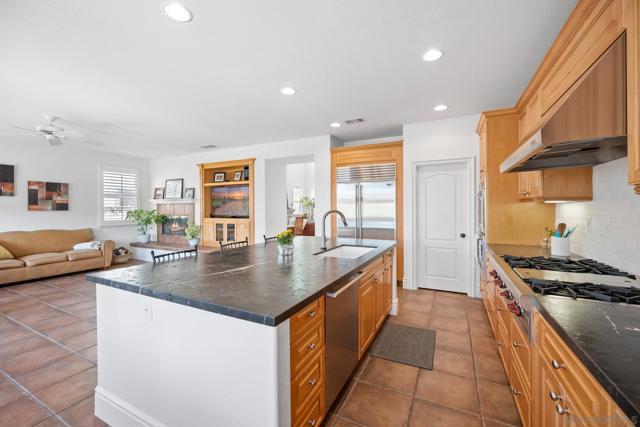 3243 Avenida Aragon, Carlsbad CA: https://media.crmls.org/mediaz/d1af3692-821a-4c56-9e78-ee125a9a14cd.jpg