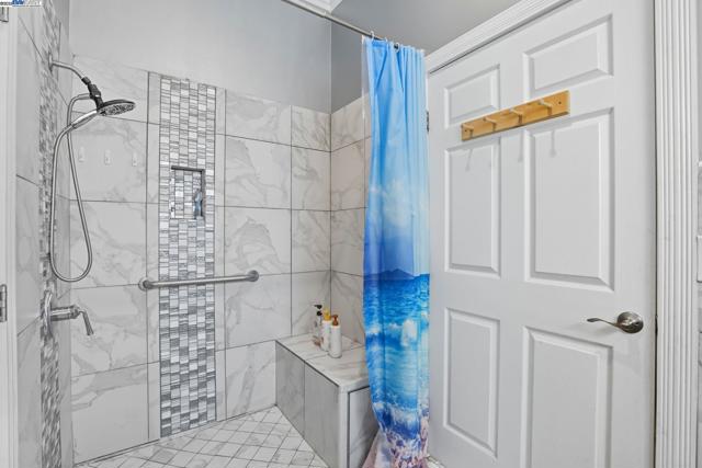 4470 Rolling Oaks Dr, Granite Bay CA: https://media.crmls.org/mediaz/d1b0068c-257b-4749-a3e6-bd2920807159.jpg