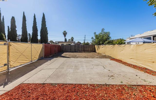 1322 83Rd Ave, Oakland CA: https://media.crmls.org/mediaz/d1b0995b-0512-4eb5-8ba4-ef3a03387803.jpg