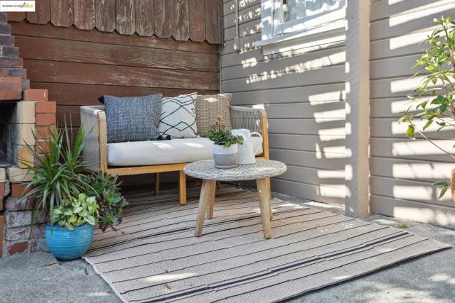 5318 Fleming Avenue, Oakland CA: https://media.crmls.org/mediaz/d1b12fcc-3d78-4775-98c3-db3ac6a48c83.jpg