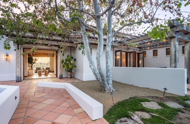 6884 El Camino Del Norte, Rancho Santa Fe CA: https://media.crmls.org/mediaz/d1b24917-774e-4e9f-9d05-a9311fd5d054.jpg