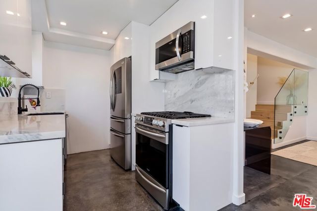 1521 S HAYWORTH Avenue, Los Angeles CA: https://media.crmls.org/mediaz/d1b27471-b9f6-4340-ac1b-0d1e898a6290.jpg