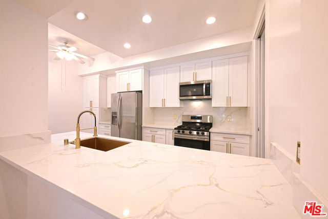 234 S Gale Drive, Beverly Hills CA: https://media.crmls.org/mediaz/d1b39ac1-5216-4d02-9847-8d954b6dae25.jpg
