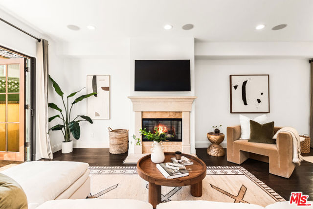 851 19th Street, Santa Monica CA: https://media.crmls.org/mediaz/d1b39ae6-9e18-42a7-8865-5fe550a413b2.jpg