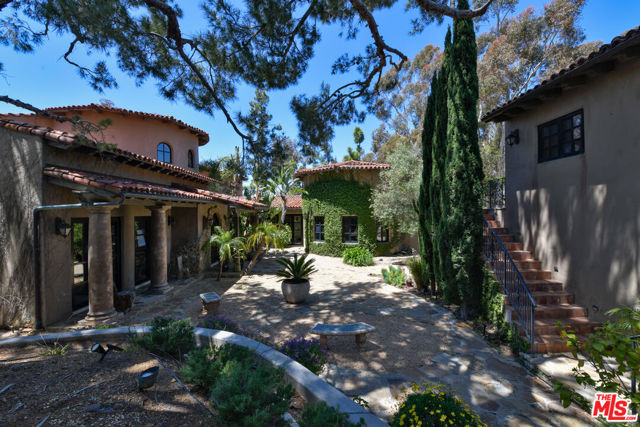 23806 Malibu Crest Drive, Malibu CA: https://media.crmls.org/mediaz/d1b4b68c-d06c-45ce-ab77-fce2fbd00211.jpg