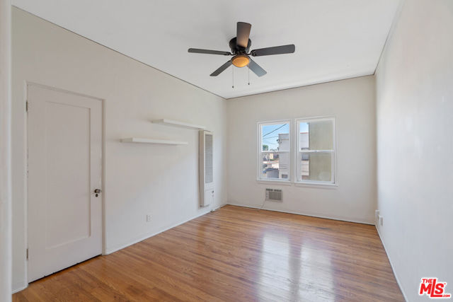458 N Genesee Avenue, Los Angeles CA: https://media.crmls.org/mediaz/d1b56d10-9da2-4eaf-8dc0-b45bb163017c.jpg