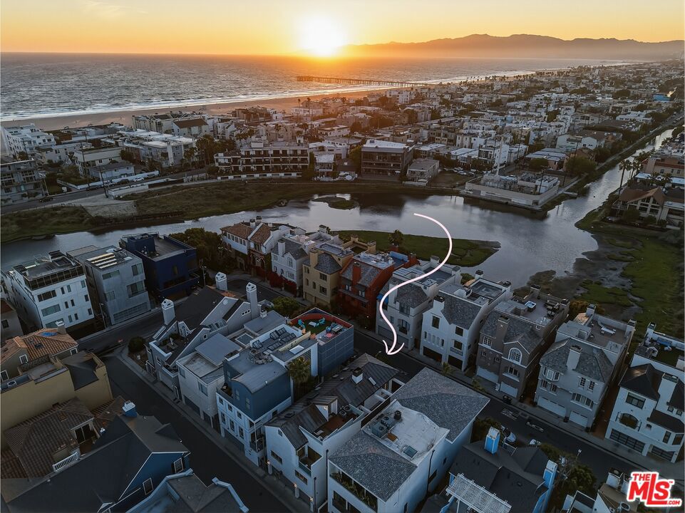 https://media.crmls.org/mediaz/d1b5b581-6884-4d45-a3c3-4d06bddfc9c4.jpg?preset=X-Large