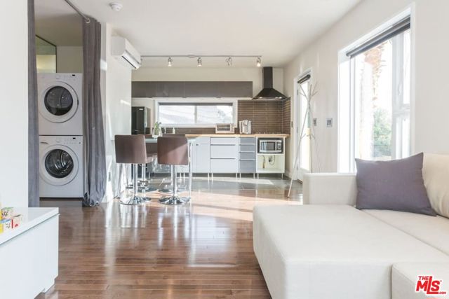 1344 Maltman Avenue, Los Angeles CA: https://media.crmls.org/mediaz/d1b5bbfd-ebb9-4c16-8b4d-06d276888f0a.jpg