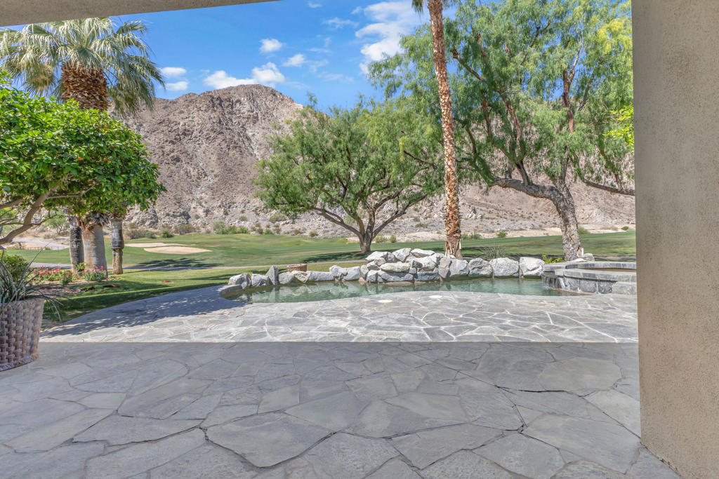 https://media.crmls.org/mediaz/d1b82142-11e4-457e-a249-87d98ed2989b.jpg?preset=X-Large