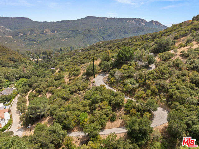 24677 Dry Canyon Cold Creek Road, Calabasas CA: https://media.crmls.org/mediaz/d1b90d73-65f1-46be-b236-88fb4e58a400.jpg