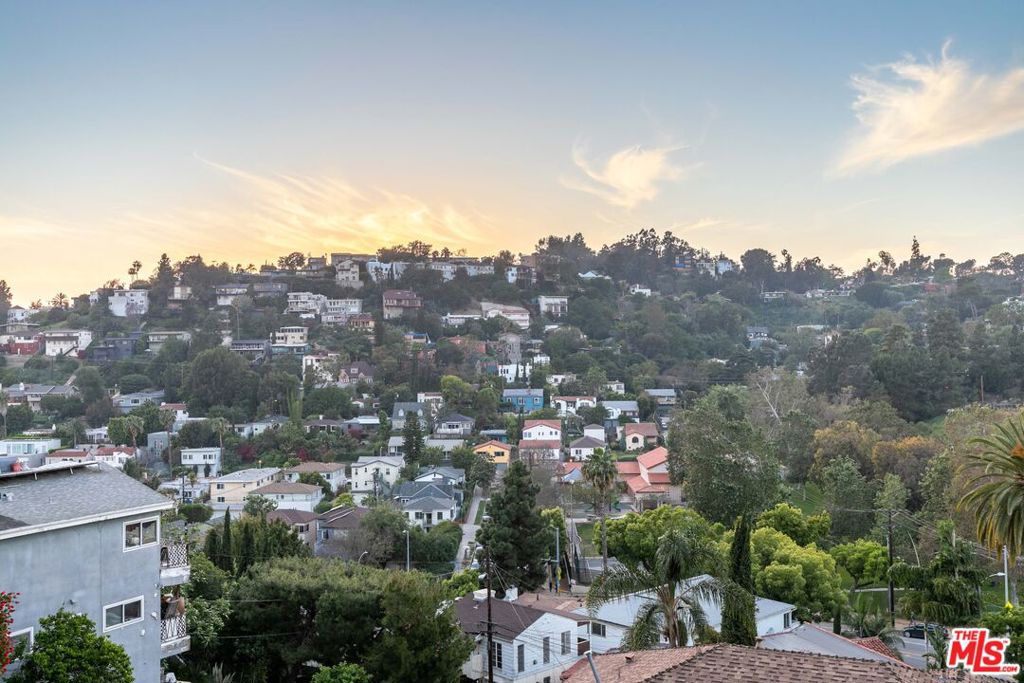 https://media.crmls.org/mediaz/d1b92a21-402b-42d6-b49d-c1fcf86e06b6.jpg?preset=X-Large