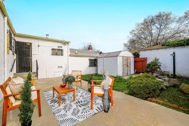 11132 Acalanes Dr, Oakland CA: https://media.crmls.org/mediaz/d1ba0903-3eaa-4bc8-b5c6-f6f5ec2e9b32.jpg