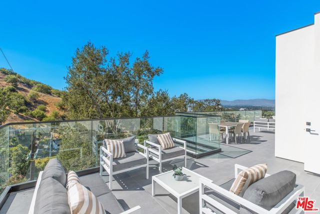 14899 Round Valley Drive, Sherman Oaks CA: https://media.crmls.org/mediaz/d1bd602d-959a-4917-999e-4808ef2b2715.jpg