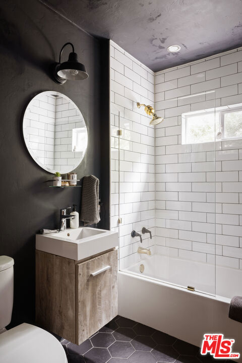 1012 Superba Avenue, Venice CA: https://media.crmls.org/mediaz/d1bf45f8-48b2-4622-aece-f97f0da2ea00.jpg