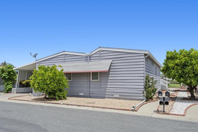5001 W Florida Avenue, Hemet CA: https://media.crmls.org/mediaz/d1bf8049-32b4-4fd6-a0b6-7e8863dd1663.jpg
