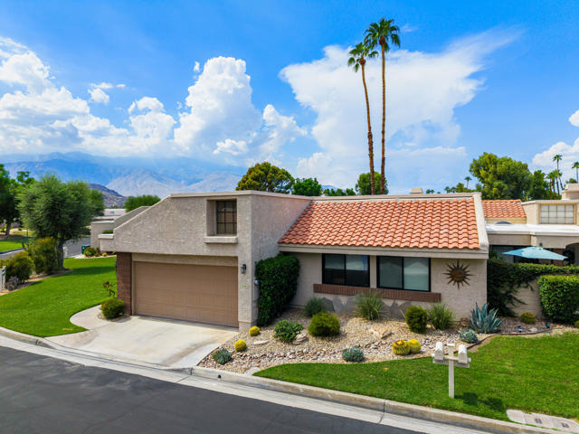 35983 Paseo Circulo E, Cathedral City CA: https://media.crmls.org/mediaz/d1bfada7-e163-4166-8e1a-a35ec848e9d3.jpg