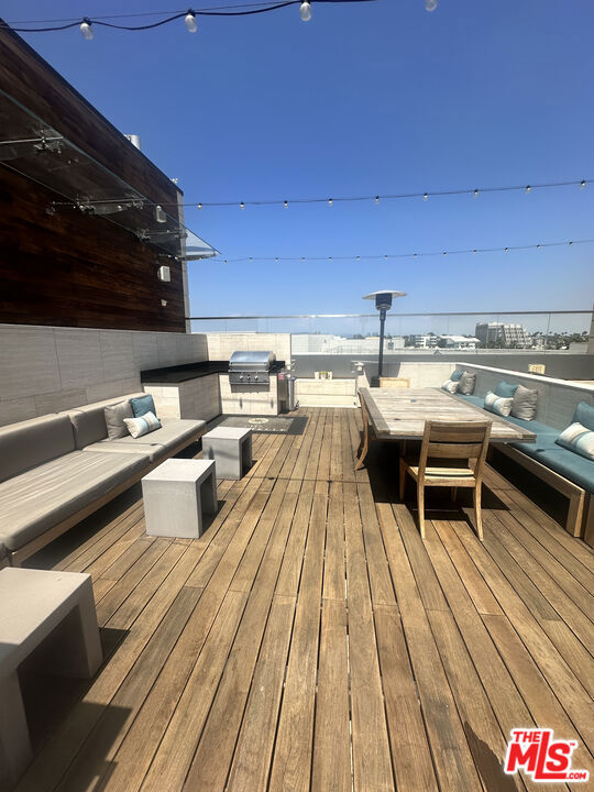 1755 Ocean Avenue, Santa Monica CA: https://media.crmls.org/mediaz/d1c04d7a-e2be-4ff1-916a-6788eb47519d.jpg