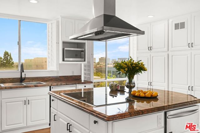 339 N Palm Drive, Beverly Hills CA: https://media.crmls.org/mediaz/d1c0c0a8-4197-40fb-b319-d0740735e802.jpg