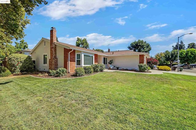2802 Jones Gate Ct, Pleasanton CA: https://media.crmls.org/mediaz/d1c0df4d-250d-4654-98f6-6825e3487957.jpg