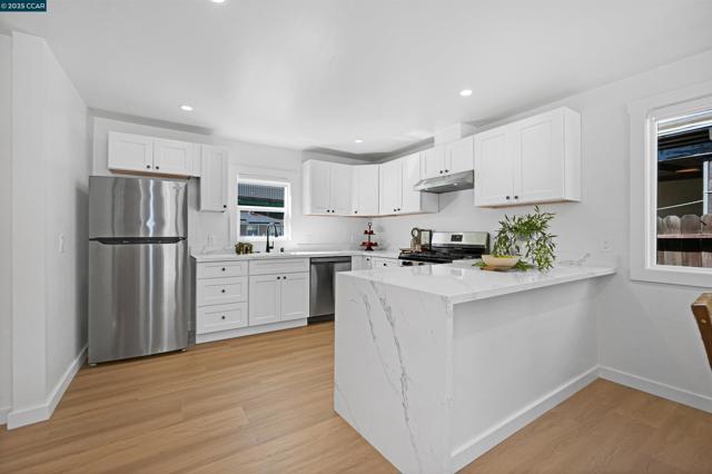 10060 Bernhardt Dr, Oakland CA: https://media.crmls.org/mediaz/d1c1ce94-ced6-4506-8cab-be619751ba1c.jpg