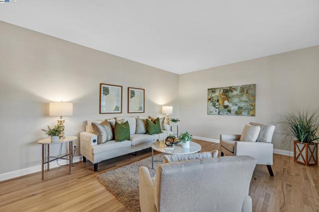 35629 Dee Pl, Fremont CA: https://media.crmls.org/mediaz/d1c45ed3-925e-4eb7-9ed3-89b2c31e21fc.jpg