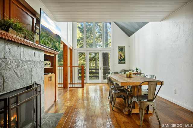 147 State Highway 173, Lake Arrowhead CA: https://media.crmls.org/mediaz/d1c4758b-6fd6-4541-bd4a-44c269de6d90.jpg