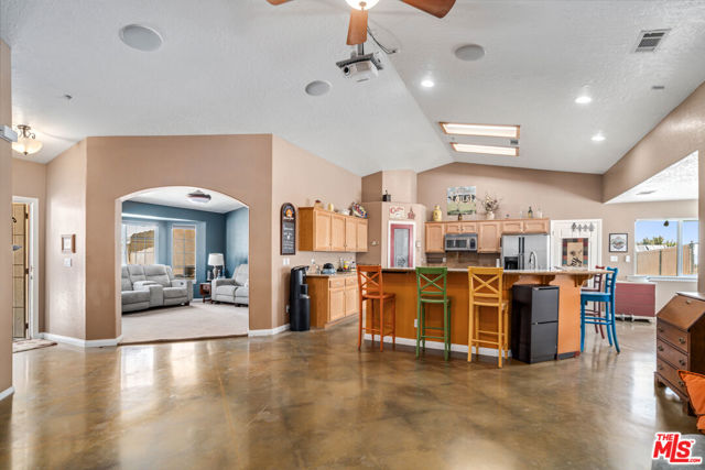 9999 Del Sol Avenue, Phelan CA: https://media.crmls.org/mediaz/d1c50091-7b95-4730-a699-a3c4426e8923.jpg