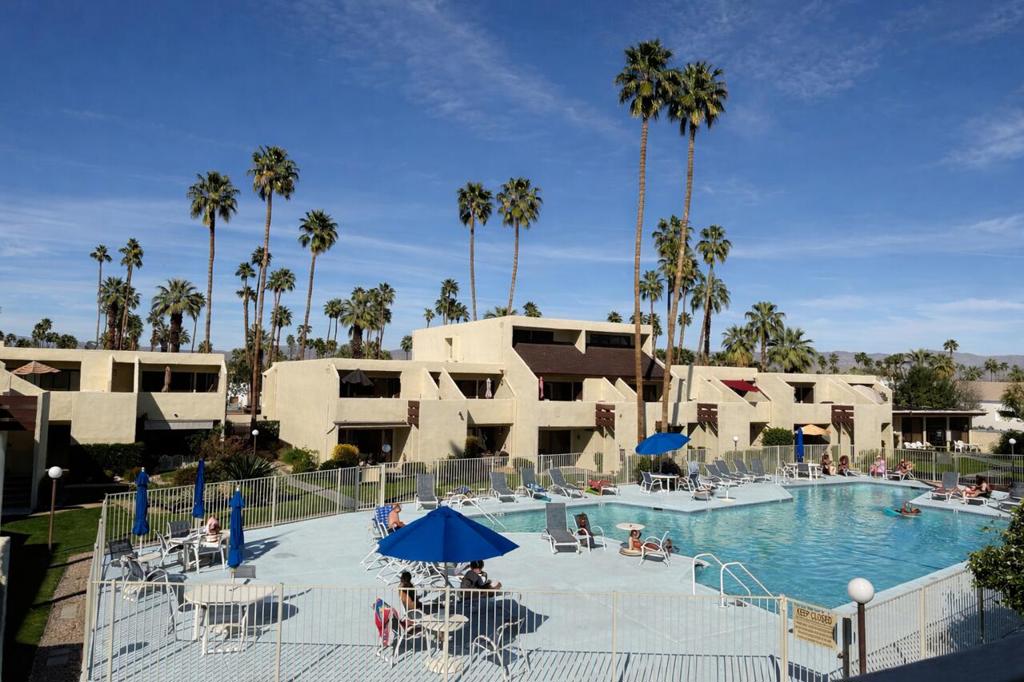 1655 E Palm Canyon Drive #618