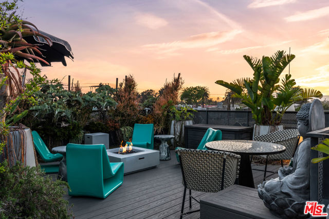 407 Rialto Avenue, Venice CA: https://media.crmls.org/mediaz/d1c61ef0-ae0c-462b-8015-c4f0068fa2ee.jpg