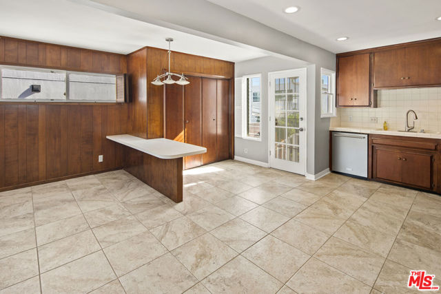 3471 Beethoven Street, Los Angeles CA: https://media.crmls.org/mediaz/d1c73b7d-f0ac-4ec5-8a84-415dc79da532.jpg
