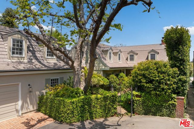 12309 9th Helena Drive, Los Angeles CA: https://media.crmls.org/mediaz/d1c7c2cb-3993-4e10-a45e-cf45997cc561.jpg
