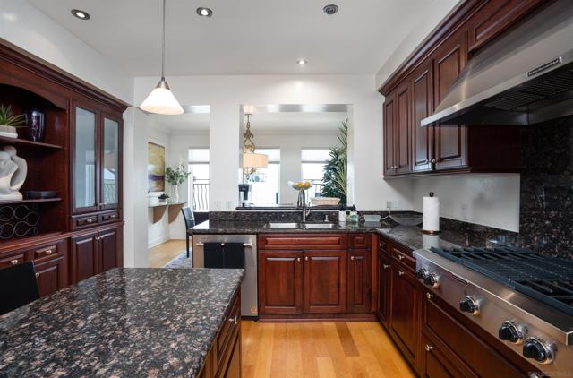 1000 Genter St, La Jolla CA: https://media.crmls.org/mediaz/d1c816da-8a13-4d67-9faf-b2331e551bd8.jpg