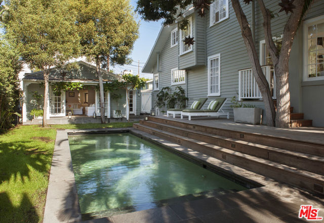 51 27th Avenue, Venice CA: https://media.crmls.org/mediaz/d1c8cfbe-cae1-4aeb-813e-fe843d076b93.jpg