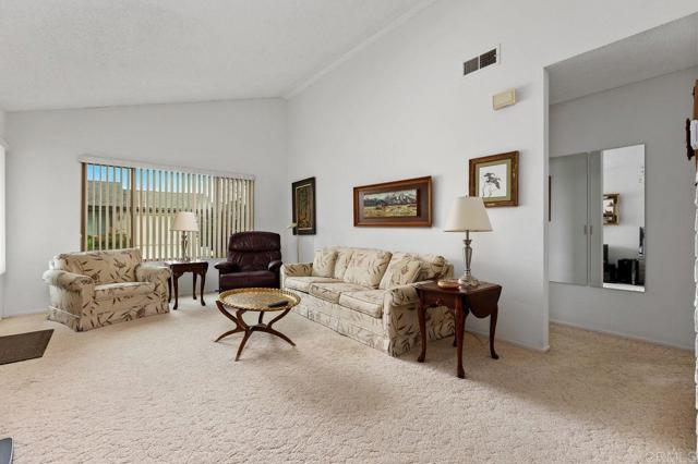 Detail Gallery Image 4 of 39 For 727 Nob Cir, Vista,  CA 92084 - 2 Beds | 2 Baths