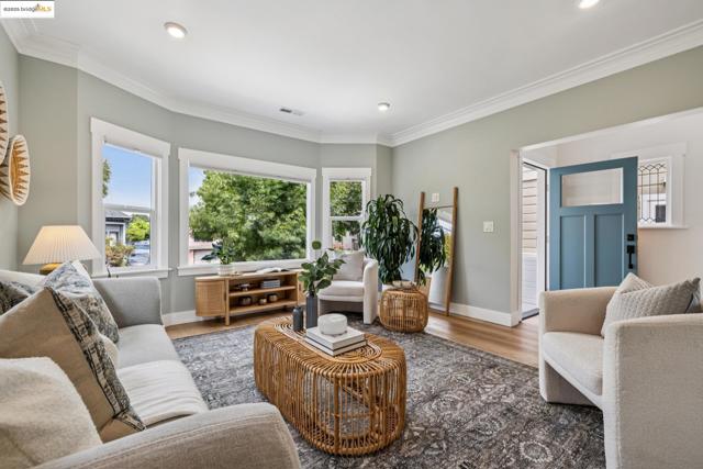 617 59th St, Oakland CA: https://media.crmls.org/mediaz/d1ca0021-ecd8-441b-98c7-fd6cdc2eaa96.jpg