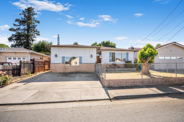921 Suiter Street, Hollister CA: https://media.crmls.org/mediaz/d1ca0c0a-7fb6-4251-8723-236cf06fbac1.jpg